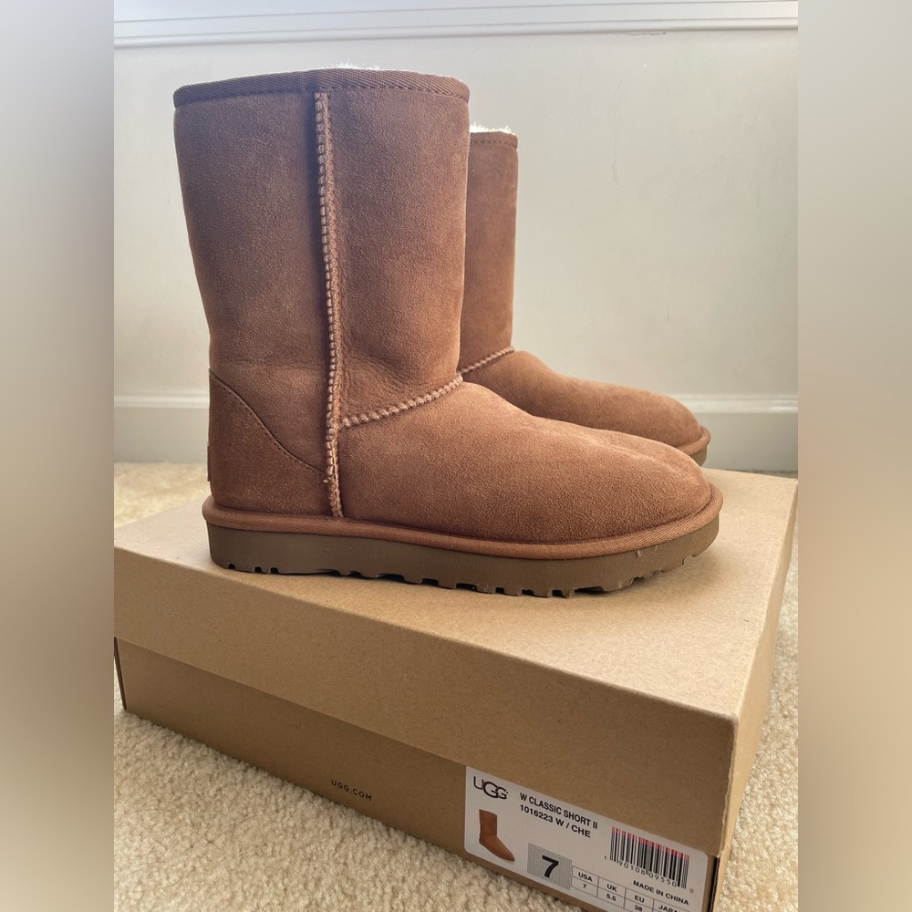 Women size 7 UGG